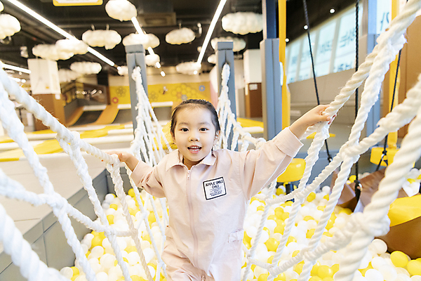 포토 JPG 응시 여자 어린이 놀이 실내 한명 소녀 상반신 앞모습 한국인 잡기 그물 즐거움 건너기 키즈카페 가교 소녀한명만 국내포토 1 건축물 시선 감정 뷰포인트 모션 사람 동양인 내부 카페 여자한명만 소녀만 파일형식