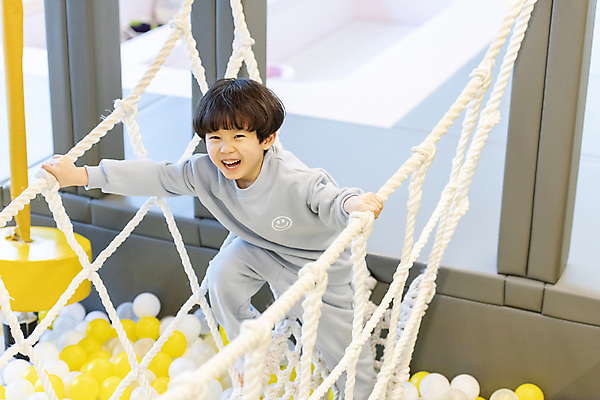 포토 JPG 남자 어린이 놀이 실내 한명 웃음 소년 상반신 앞모습 옆모습 한국인 잡기 그물 즐거움 건너기 키즈카페 가교 소년한명만 국내포토 1 건축물 감정 뷰포인트 모션 표정 사람 동양인 내부 카페 남자한명만 소년만 파일형식