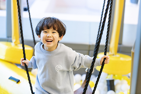 포토 JPG 응시 남자 어린이 밧줄 놀이 실내 한명 웃음 소년 상반신 앞모습 한국인 잡기 즐거움 키즈카페 소년한명만 국내포토 1 시선 감정 줄 뷰포인트 모션 표정 사람 동양인 내부 카페 남자한명만 소년만 파일형식