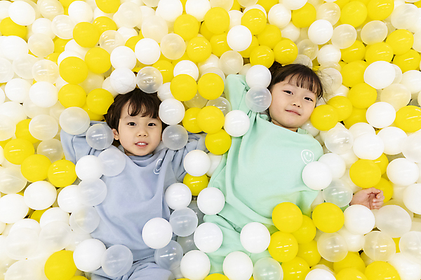 포토 JPG 응시 여자 남자 어린이 놀이 실내 미소 소녀 소년 상반신 두명 앞모습 친구 눕기 한국인 즐거움 볼풀 볼풀장 키즈카페 어린이만 국내포토 시선 감정 뷰포인트 관계 모션 표정 사람 동양인 내부 카페 파일형식