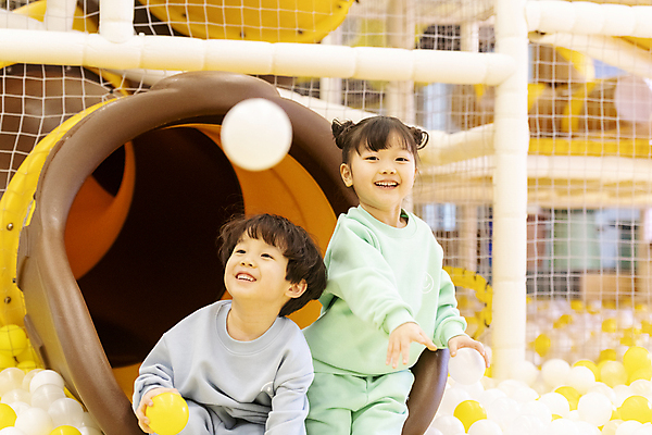 포토 JPG 여자 남자 어린이 놀이 실내 미소 웃음 들기 소녀 소년 상반신 두명 앞모습 친구 한국인 던지기 미끄럼틀 즐거움 볼풀 볼풀장 키즈카페 어린이만 국내포토 감정 뷰포인트 관계 모션 표정 사람 동양인 내부 카페 놀이기구 파일형식