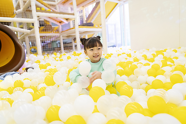 포토 JPG 여자 어린이 놀이 실내 한명 웃음 앉기 소녀 상반신 앞모습 한국인 즐거움 볼풀 볼풀장 키즈카페 소녀한명만 국내포토 1 감정 뷰포인트 모션 표정 사람 동양인 내부 카페 여자한명만 소녀만 파일형식
