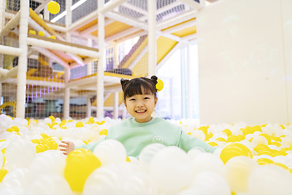 포토 JPG 응시 여자 어린이 놀이 팔벌리기 실내 한명 웃음 소녀 상반신 앞모습 한국인 즐거움 볼풀 볼풀장 키즈카페 소녀한명만 국내포토 1 시선 감정 뷰포인트 모션 표정 사람 동양인 내부 카페 여자한명만 소녀만 파일형식