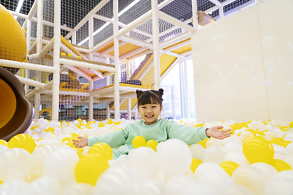 포토 JPG 여자 어린이 놀이 팔벌리기 실내 한명 웃음 소녀 상반신 앞모습 한국인 즐거움 볼풀 볼풀장 키즈카페 소녀한명만 국내포토 1 감정 뷰포인트 모션 표정 사람 동양인 내부 카페 여자한명만 소녀만 파일형식
