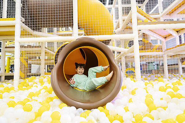 포토 JPG 전신 여자 어린이 놀이 실내 한명 웃음 소녀 앞모습 옆모습 한국인 미끄럼틀 즐거움 볼풀 볼풀장 키즈카페 소녀한명만 내려오기 국내포토 1 감정 뷰포인트 모션 표정 사람 동양인 내부 카페 놀이기구 여자한명만 소녀만 파일형식