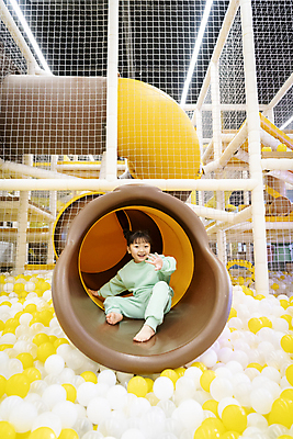 포토 JPG 전신 여자 어린이 놀이 실내 한명 웃음 앉기 소녀 앞모습 한국인 미끄럼틀 즐거움 볼풀 볼풀장 키즈카페 소녀한명만 내려오기 국내포토 1 감정 뷰포인트 모션 표정 사람 동양인 내부 카페 놀이기구 여자한명만 소녀만 파일형식