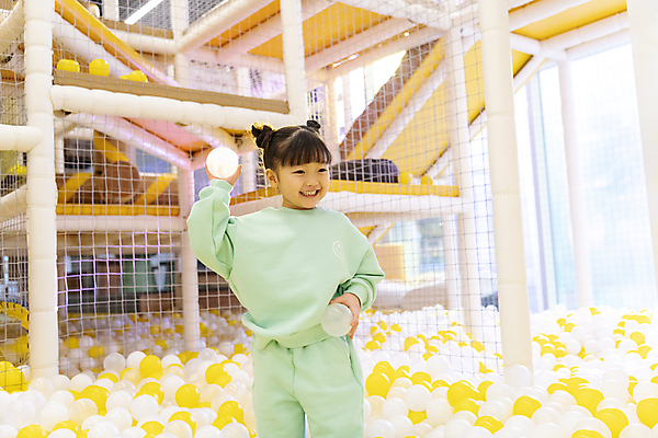 포토 JPG 여자 어린이 공 놀이 실내 한명 서기 웃음 들기 소녀 상반신 앞모습 한국인 즐거움 볼풀 볼풀장 키즈카페 소녀한명만 국내포토 1 감정 뷰포인트 모션 표정 사람 동양인 내부 카페 여자한명만 소녀만 파일형식