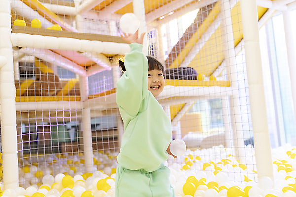 포토 JPG 여자 어린이 공 놀이 실내 한명 웃음 들기 소녀 상반신 앞모습 옆모습 한국인 던지기 즐거움 볼풀 볼풀장 키즈카페 소녀한명만 국내포토 1 감정 뷰포인트 모션 표정 사람 동양인 내부 카페 여자한명만 소녀만 파일형식