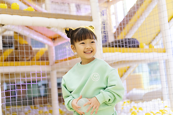 포토 JPG 여자 어린이 공 놀이 실내 한명 미소 웃음 들기 소녀 상반신 앞모습 한국인 즐거움 키즈카페 소녀한명만 국내포토 1 감정 뷰포인트 모션 표정 사람 동양인 내부 카페 여자한명만 소녀만 파일형식