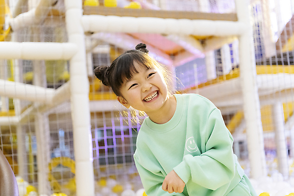 포토 JPG 여자 행복 어린이 놀이 실내 한명 웃음 소녀 상반신 앞모습 아웃포커스 한국인 즐거움 키즈카페 소녀한명만 국내포토 1 감정 뷰포인트 촬영기법 표정 사람 동양인 내부 카페 여자한명만 소녀만 파일형식