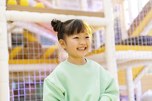 포토 JPG 여자 행복 어린이 놀이 실내 한명 미소 웃음 소녀 상반신 앞모습 아웃포커스 한국인 즐거움 키즈카페 소녀한명만 국내포토 1 감정 뷰포인트 촬영기법 표정 사람 동양인 내부 카페 여자한명만 소녀만 파일형식