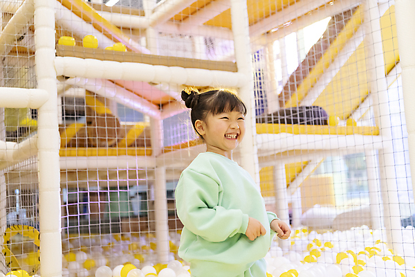 포토 JPG 여자 행복 어린이 놀이 실내 한명 미소 웃음 소녀 상반신 옆모습 한국인 즐거움 키즈카페 소녀한명만 국내포토 1 감정 뷰포인트 표정 사람 동양인 내부 카페 여자한명만 소녀만 파일형식