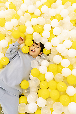 포토 JPG 응시 남자 어린이 놀이 실내 한명 웃음 소년 상반신 앞모습 눕기 한국인 즐거움 볼풀 볼풀장 키즈카페 소년한명만 국내포토 1 시선 감정 뷰포인트 모션 표정 사람 동양인 내부 카페 남자한명만 소년만 파일형식