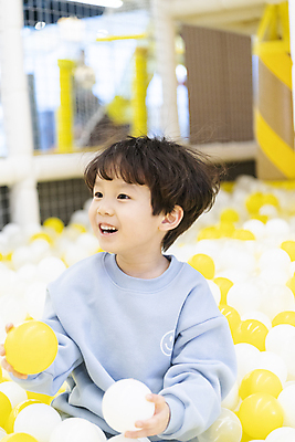 포토 JPG 남자 어린이 공 놀이 실내 한명 웃음 들기 소년 상반신 앞모습 아웃포커스 한국인 즐거움 볼풀 볼풀장 키즈카페 소년한명만 국내포토 1 감정 뷰포인트 모션 촬영기법 표정 사람 동양인 내부 카페 남자한명만 소년만 파일형식