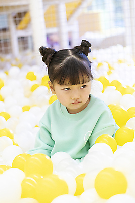 포토 JPG 여자 어린이 놀이 실내 무표정 한명 앉기 소녀 상반신 앞모습 아웃포커스 한국인 좌절 노려봄 볼풀 볼풀장 시무룩 키즈카페 소녀한명만 국내포토 1 감정 뷰포인트 컨셉 모션 촬영기법 표정 사람 동양인 내부 카페 여자한명만 소녀만 파일형식