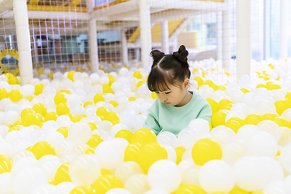 포토 JPG 여자 어린이 놀이 실내 무표정 고개숙이기 한명 앉기 소녀 상반신 앞모습 한국인 좌절 볼풀 볼풀장 시무룩 키즈카페 소녀한명만 국내포토 1 감정 뷰포인트 컨셉 모션 표정 숙이기 사람 동양인 내부 카페 여자한명만 소녀만 파일형식