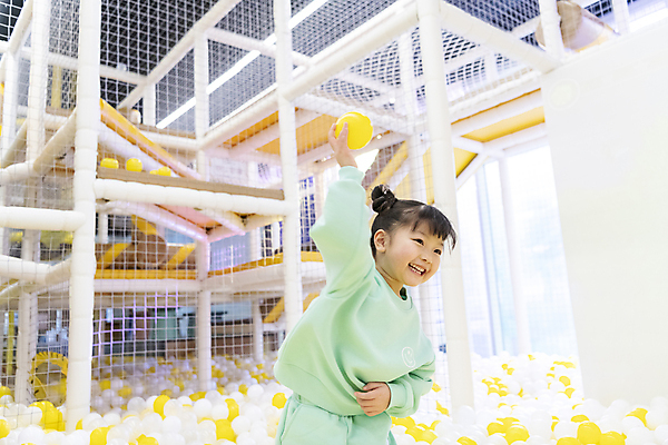포토 JPG 여자 행복 어린이 놀이 실내 한명 웃음 소녀 상반신 앞모습 옆모습 한국인 던지기 즐거움 볼풀 볼풀장 키즈카페 소녀한명만 국내포토 1 감정 뷰포인트 모션 표정 사람 동양인 내부 카페 여자한명만 소녀만 파일형식