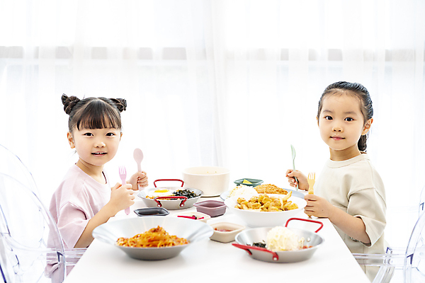 포토 JPG 응시 여자 어린이 음식 실내 미소 들기 앉기 소녀 상반신 두명 옆모습 친구 식사 한국인 즐거움 키즈카페 소녀만 국내포토 시선 감정 뷰포인트 관계 모션 표정 사람 동양인 내부 카페 여자만 어린이만 파일형식