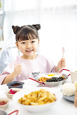 포토 JPG 응시 여자 어린이 음식 실내 한명 미소 들기 소녀 상반신 앞모습 식사 한국인 소프트포커스 즐거움 키즈카페 소녀한명만 국내포토 1 시선 감정 뷰포인트 모션 촬영기법 표정 사람 동양인 내부 카페 여자한명만 소녀만 파일형식