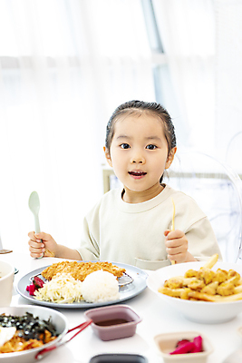 포토 JPG 응시 여자 어린이 음식 실내 한명 미소 들기 소녀 상반신 앞모습 식사 한국인 즐거움 키즈카페 소녀한명만 국내포토 1 시선 감정 뷰포인트 모션 표정 사람 동양인 내부 카페 여자한명만 소녀만 파일형식