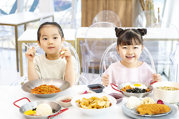 포토 JPG 응시 여자 어린이 음식 실내 미소 웃음 들기 소녀 상반신 두명 앞모습 친구 식사 한국인 즐거움 키즈카페 소녀만 국내포토 시선 감정 뷰포인트 관계 모션 표정 사람 동양인 내부 카페 여자만 어린이만 파일형식