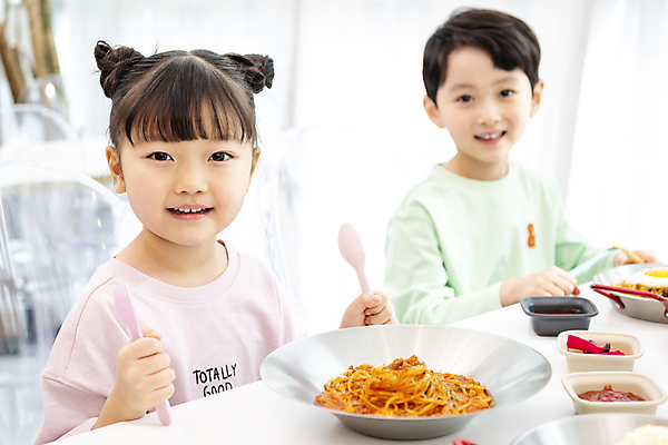 포토 JPG 응시 여자 남자 어린이 음식 포크 실내 들기 앉기 소녀 소년 상반신 두명 앞모습 친구 숟가락 식사 한국인 즐거움 키즈카페 어린이만 국내포토 식기 시선 감정 뷰포인트 관계 모션 수저 사람 동양인 내부 카페 파일형식