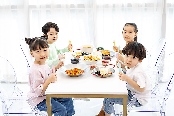 포토 JPG 응시 여자 남자 어린이 음식 포크 의자 식탁 실내 미소 들기 앉기 소녀 소년 여러명 상반신 앞모습 친구 숟가락 식사 한국인 즐거움 키즈카페 어린이만 국내포토 식기 시선 감정 뷰포인트 가구 다수 관계 모션 탁자 수저 표정 사람 동양인 내부 카페 파일형식