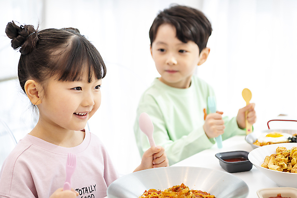 포토 JPG 응시 여자 남자 어린이 음식 포크 실내 웃음 들기 소녀 소년 상반신 두명 옆모습 친구 숟가락 식사 한국인 즐거움 키즈카페 어린이만 국내포토 식기 시선 감정 뷰포인트 관계 모션 수저 표정 사람 동양인 내부 카페 파일형식