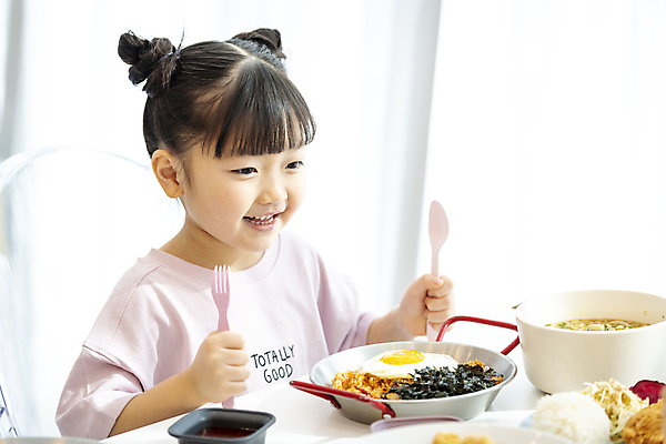 포토 JPG 여자 어린이 음식 포크 실내 한명 미소 웃음 들기 소녀 상반신 앞모습 옆모습 숟가락 식사 한국인 즐거움 키즈카페 소녀한명만 국내포토 1 식기 감정 뷰포인트 모션 수저 표정 사람 동양인 내부 카페 여자한명만 소녀만 파일형식