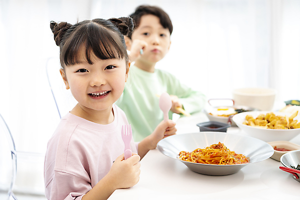 포토 JPG 응시 여자 남자 어린이 음식 실내 미소 웃음 들기 소녀 소년 상반신 두명 앞모습 옆모습 아웃포커스 친구 식사 한국인 즐거움 키즈카페 어린이만 국내포토 시선 감정 뷰포인트 관계 모션 촬영기법 표정 사람 동양인 내부 카페 파일형식