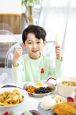 포토 JPG 응시 남자 어린이 음식 포크 실내 한명 미소 들기 소년 상반신 앞모습 숟가락 식사 한국인 즐거움 키즈카페 소년한명만 국내포토 1 식기 시선 감정 뷰포인트 모션 수저 표정 사람 동양인 내부 카페 남자한명만 소년만 파일형식