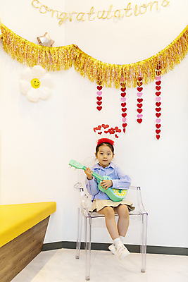 포토 JPG 전신 응시 여자 어린이 연주 실내 한명 들기 앉기 소녀 앞모습 파티 한국인 기타 머리띠 생일파티 생일 즐거움 키즈카페 소녀한명만 국내포토 1 시선 기념일 감정 음악 뷰포인트 장신구 모션 현악기 사람 동양인 이벤트 내부 카페 여자한명만 소녀만 파일형식