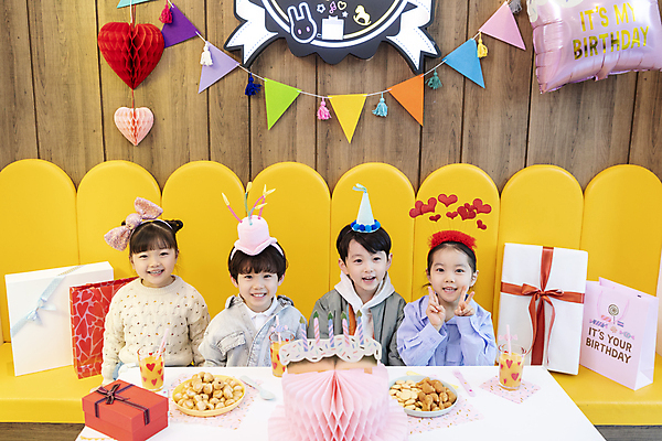 포토 JPG 여자 남자 어린이 함께함 실내 미소 웃음 소녀 소년 여러명 상반신 앞모습 친구 파티 한국인 생일파티 생일 즐거움 브이 키즈카페 어린이만 국내포토 기념일 감정 뷰포인트 다수 컨셉 관계 표정 사람 동양인 손짓 이벤트 내부 카페 파일형식