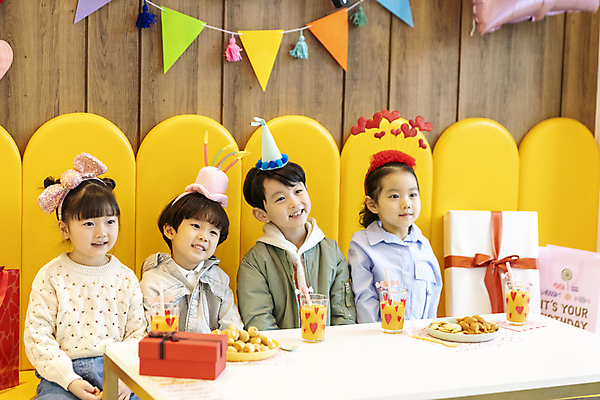 포토 JPG 여자 남자 어린이 함께함 실내 미소 앉기 소녀 소년 여러명 상반신 앞모습 친구 파티 한국인 생일파티 생일 즐거움 키즈카페 어린이만 국내포토 기념일 감정 뷰포인트 다수 컨셉 관계 모션 표정 사람 동양인 이벤트 내부 카페 파일형식