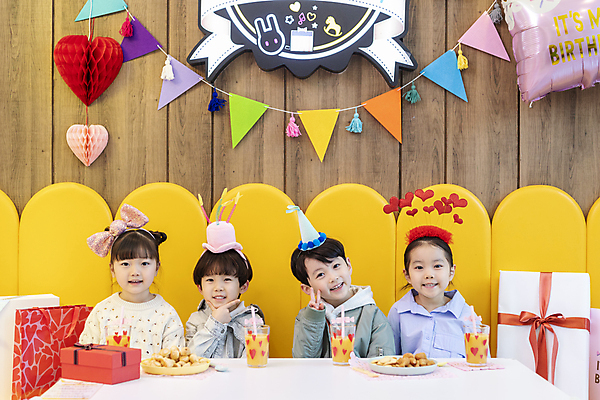 포토 JPG 여자 남자 어린이 함께함 실내 미소 손짓 소녀 소년 여러명 상반신 앞모습 친구 파티 한국인 생일파티 생일 즐거움 브이 키즈카페 어린이만 국내포토 기념일 감정 뷰포인트 다수 컨셉 관계 모션 표정 사람 동양인 이벤트 내부 카페 파일형식