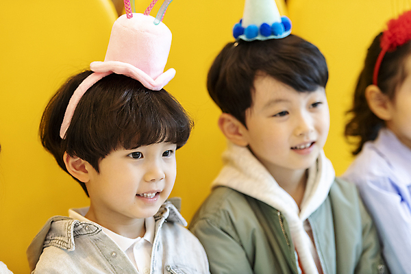 포토 JPG 응시 여자 남자 어린이 함께함 실내 미소 소녀 소년 상반신 옆모습 세명 친구 파티 한국인 생일파티 생일 즐거움 키즈카페 어린이만 국내포토 시선 기념일 감정 뷰포인트 컨셉 관계 표정 사람 동양인 이벤트 내부 카페 파일형식