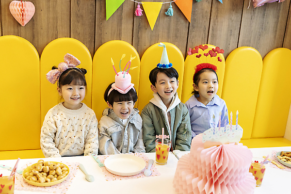 포토 JPG 여자 남자 어린이 함께함 실내 미소 웃음 앉기 소녀 소년 여러명 상반신 앞모습 친구 파티 한국인 생일파티 생일 즐거움 키즈카페 어린이만 국내포토 기념일 감정 뷰포인트 다수 컨셉 관계 모션 표정 사람 동양인 이벤트 내부 카페 파일형식