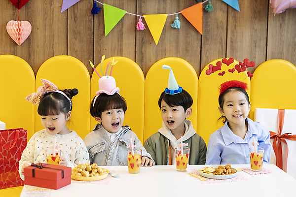 포토 JPG 여자 남자 어린이 함께함 실내 웃음 소녀 소년 여러명 상반신 앞모습 친구 파티 주스 한국인 생일파티 생일 즐거움 키즈카페 어린이만 국내포토 기념일 감정 음료 뷰포인트 다수 컨셉 관계 표정 사람 동양인 이벤트 내부 카페 파일형식