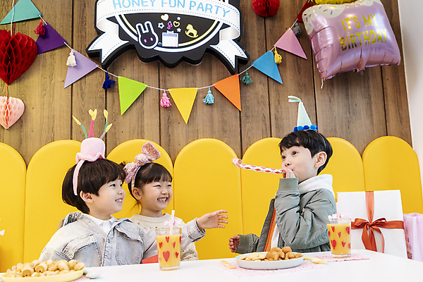 포토 JPG 여자 남자 어린이 함께함 실내 웃음 소녀 소년 상반신 앞모습 옆모습 세명 친구 파티 한국인 생일파티 생일 불기 즐거움 코끼리피리 키즈카페 어린이만 국내포토 기념일 감정 뷰포인트 컨셉 관계 모션 표정 사람 동양인 이벤트 내부 카페 이벤트용품 파일형식