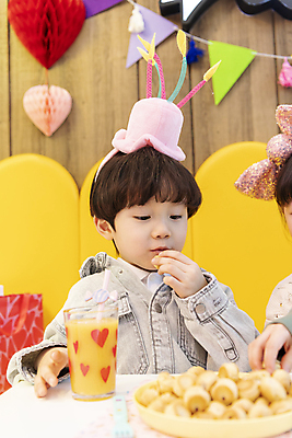 포토 JPG 남자 어린이 실내 한명 들기 소년 상반신 앞모습 파티 과자 한국인 생일파티 생일 먹기 즐거움 키즈카페 소년한명만 국내포토 1 기념일 감정 뷰포인트 모션 디저트 사람 동양인 이벤트 내부 카페 남자한명만 소년만 파일형식