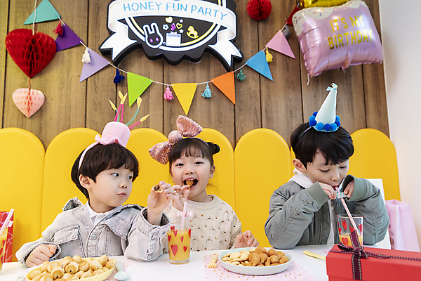 포토 JPG 여자 남자 어린이 함께함 실내 입벌림 소녀 소년 상반신 앞모습 세명 친구 파티 한국인 마시기 생일파티 생일 먹기 즐거움 키즈카페 어린이만 국내포토 기념일 감정 뷰포인트 컨셉 관계 모션 표정 사람 동양인 이벤트 내부 카페 파일형식