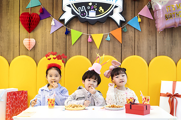 포토 JPG 여자 남자 어린이 디저트 함께함 실내 미소 소녀 소년 상반신 앞모습 세명 친구 파티 과자 한국인 생일파티 생일 먹기 즐거움 키즈카페 어린이만 국내포토 기념일 감정 음식 뷰포인트 컨셉 관계 모션 표정 사람 동양인 이벤트 내부 카페 파일형식