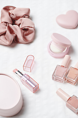 포토 JPG 스튜디오촬영 분홍색 실내 사람없음 하이앵글 뷰티 립스틱 네일아트 오브젝트 매니큐어 머리끈 네일용품 팩트 국내포토 뷰포인트 컬러 장신구 내부 화장품 미용용품 파일형식