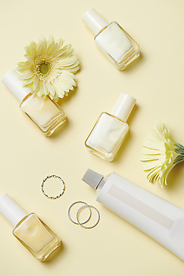 포토 JPG 스튜디오촬영 실내 사람없음 하이앵글 뷰티 노란색 반지 네일아트 오브젝트 매니큐어 거베라 네일용품 핸드크림 국내포토 꽃 뷰포인트 컬러 장신구 내부 화장품 미용용품 파일형식