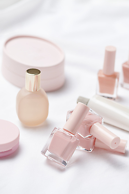 포토 JPG 스튜디오촬영 분홍색 실내 사람없음 아웃포커스 뷰티 네일아트 향수 오브젝트 매니큐어 겹침 네일용품 팩트 핸드크림 국내포토 컬러 촬영기법 내부 화장품 미용용품 파일형식