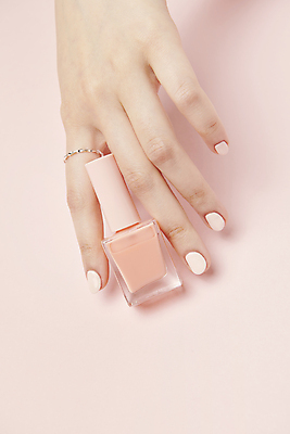 포토 JPG 스튜디오촬영 손 분홍색 실내 들기 신체부위 하이앵글 뷰티 반지 네일아트 매니큐어 네일용품 국내포토 뷰포인트 컬러 장신구 모션 사람 내부 화장품 미용용품 파일형식