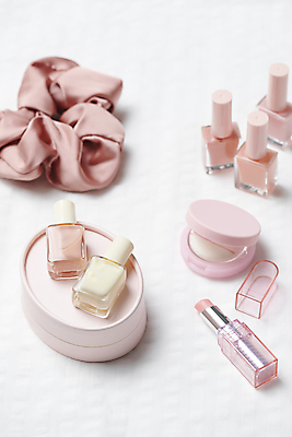 포토 JPG 스튜디오촬영 분홍색 실내 사람없음 하이앵글 뷰티 립스틱 네일아트 오브젝트 매니큐어 머리끈 네일용품 팩트 국내포토 뷰포인트 컬러 장신구 내부 화장품 미용용품 파일형식