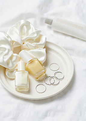 포토 JPG 스튜디오촬영 접시 실내 사람없음 하이앵글 뷰티 반지 네일아트 오브젝트 매니큐어 머리끈 네일용품 핸드크림 국내포토 식기 뷰포인트 장신구 내부 화장품 미용용품 파일형식