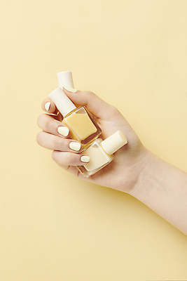 포토 JPG 스튜디오촬영 손 실내 들기 신체부위 뷰티 노란색 네일아트 매니큐어 네일용품 국내포토 컬러 모션 사람 내부 화장품 미용용품 파일형식