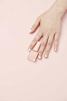 포토 JPG 스튜디오촬영 손 분홍색 실내 신체부위 하이앵글 뷰티 네일아트 매니큐어 네일용품 국내포토 뷰포인트 컬러 사람 내부 화장품 미용용품 파일형식